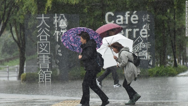 Typhoon Lan reaches Japan, bringing ferocious winds