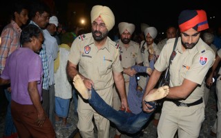 India / At least 59 killed as train hits crowd in Amritsar