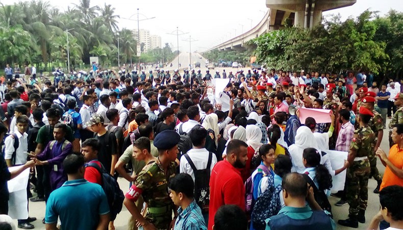 Students block city roads, bus drivers held