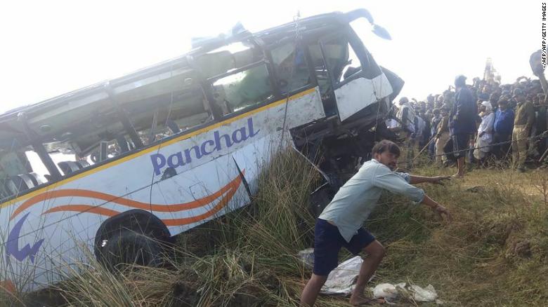 India bus crash kills 33 Hindu pilgrims