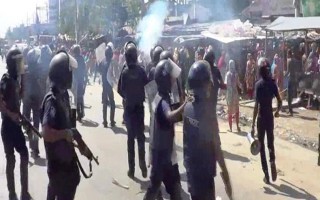RMG workers clash with cops in Nayaranganj, 40 hurt