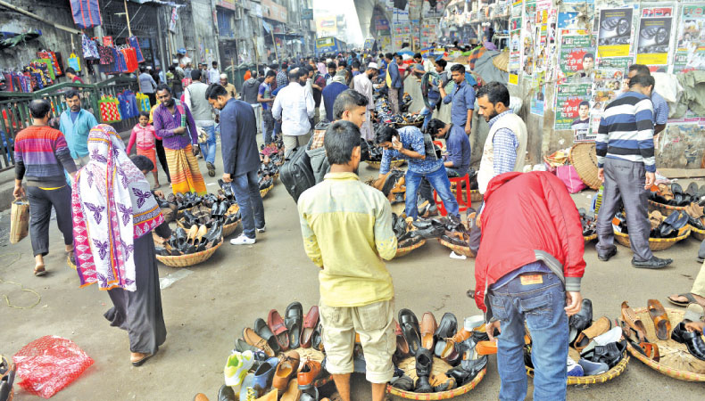  Vendors back on sidewalks, streets