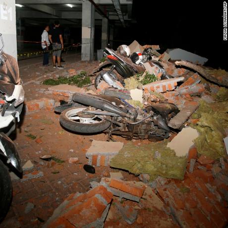 At least 91 dead after powerful earthquake strikes Indonesian resort islands of Bali, Lombok