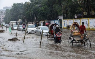 Heavy rains cripple city life, submerge many areas