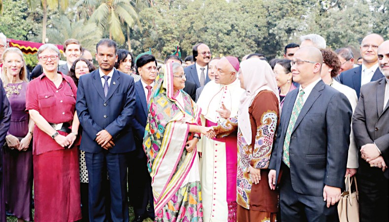 PM hosts tea party for foreign diplomats