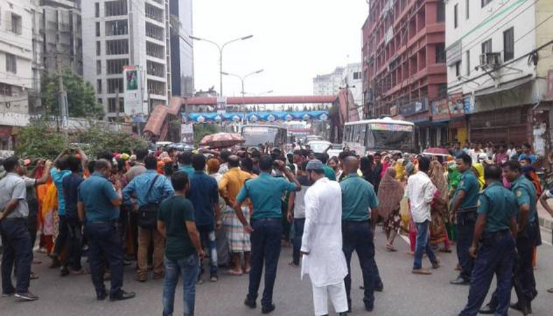 RMG workers block city road protesting factory closure