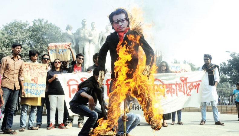 BCL ATTACK Students burn DU proctor’s effigy
