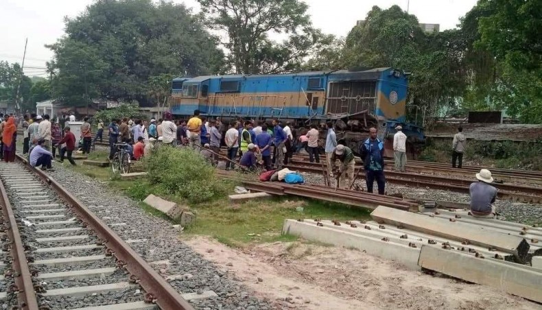 Khulna-Dhaka rail communication restored after seven hours of collision