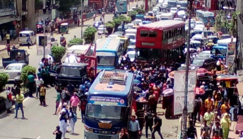 Agitating students take to streets in Dhaka again for safe roads