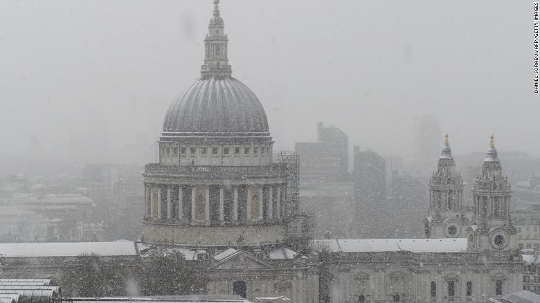 Heavy snow brings travel chaos to UK