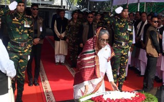 PM, other AL MPs pay tributes to Sheikh Mujib