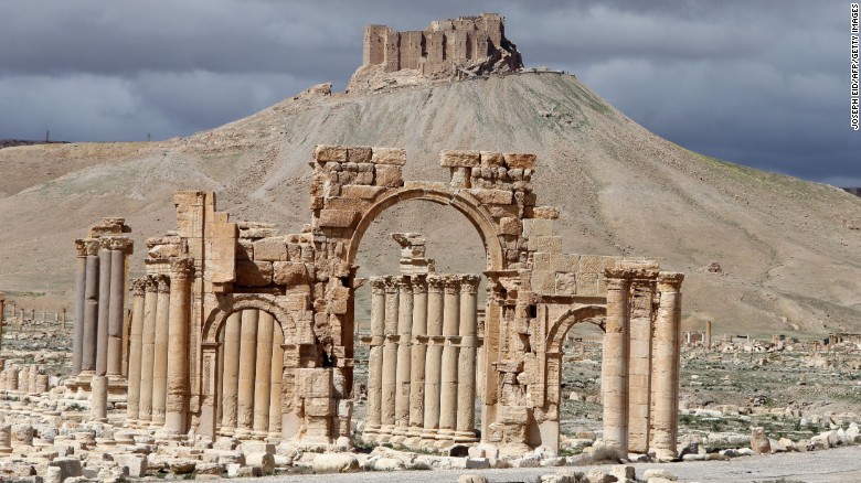 ISIS ties foes to ancient Palmyra columns and blows them up