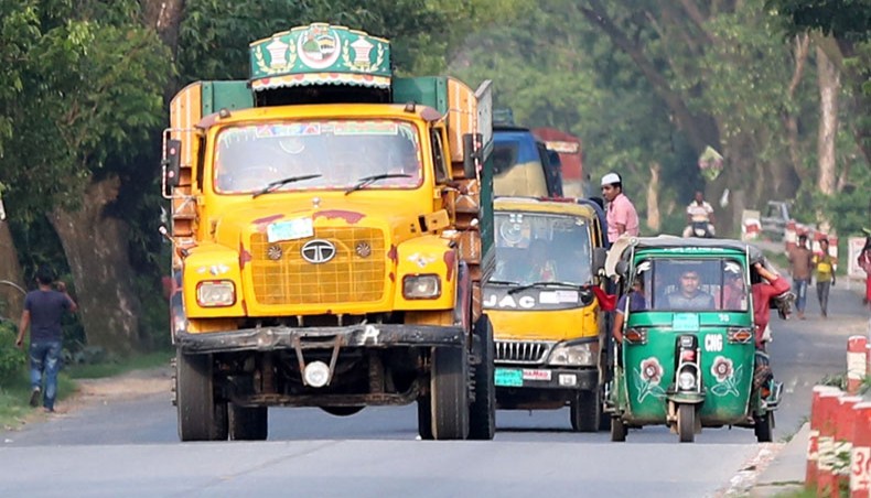Three-wheelers back on highways defying ban