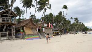 Philippines closes 'cesspool' tourist island of Boracay