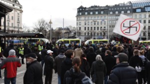Mob calls for assaults on foreigners in Sweden; clashes at UK migrant protests