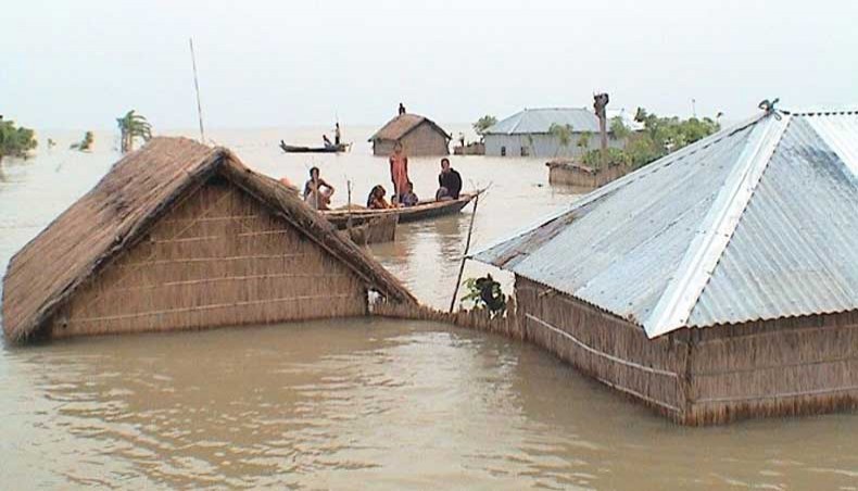 Flood maroons thousands in Kurigram, Lalmonirhat