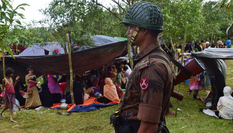 Rohingyas crowd along border