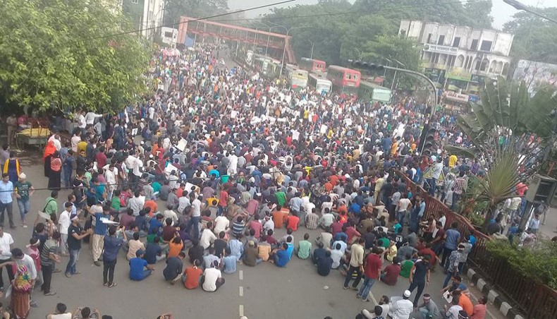 Students block Shahbagh seeking quota review