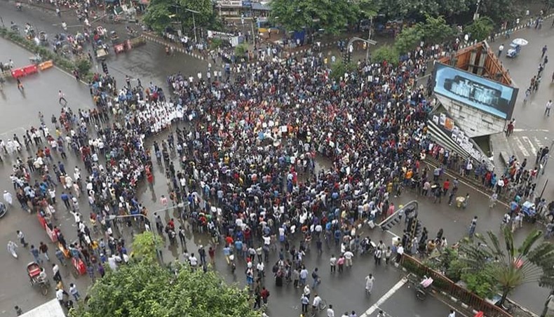 University students block Shahbagh protesting at Saturday’s attacks