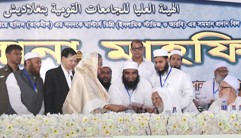 PM seeks blessings of Islamists