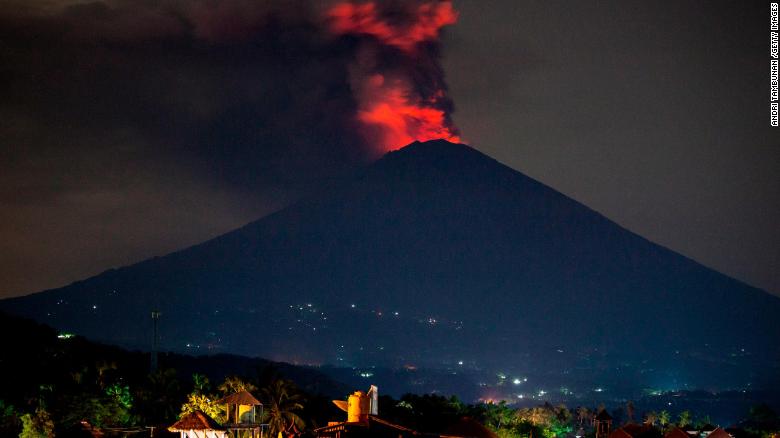  Bali volcano closes airport for a second day amid fears of further eruptions