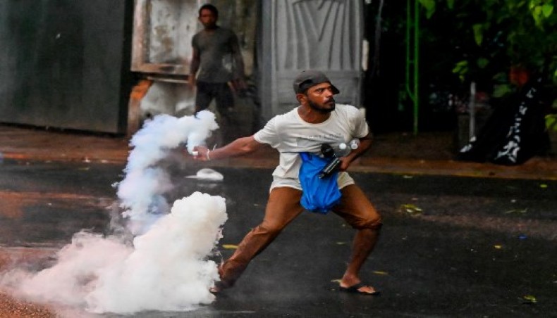 Sri Lankan police fire tear-gas on students in fresh clashes