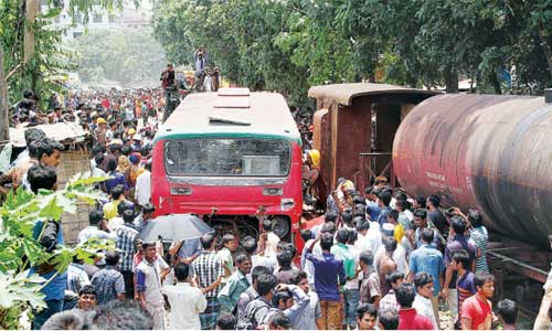 Two killed, 4 injured as train rams bus on Ctg crossing