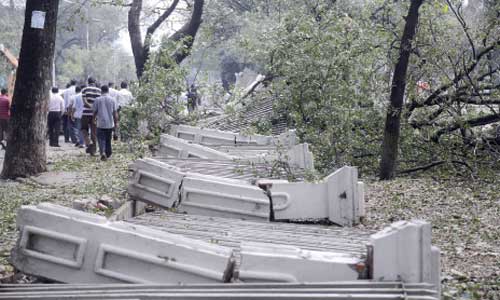 8 killed as thunderstorm hits places