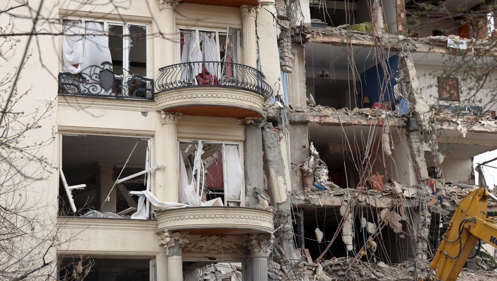 Iran fires new wave of missiles at Israel after denying Trump talks