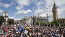 Thousands say 'No' to Brexit in colorful protest