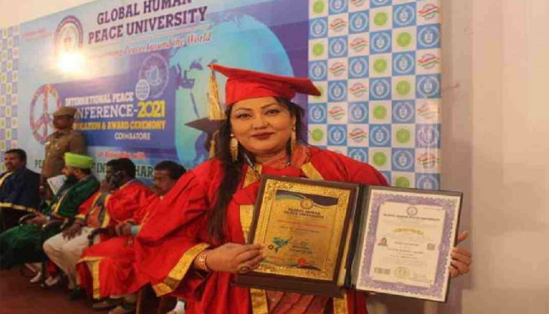 Folk singer Momotaz awarded Doctor of Music by Indian university