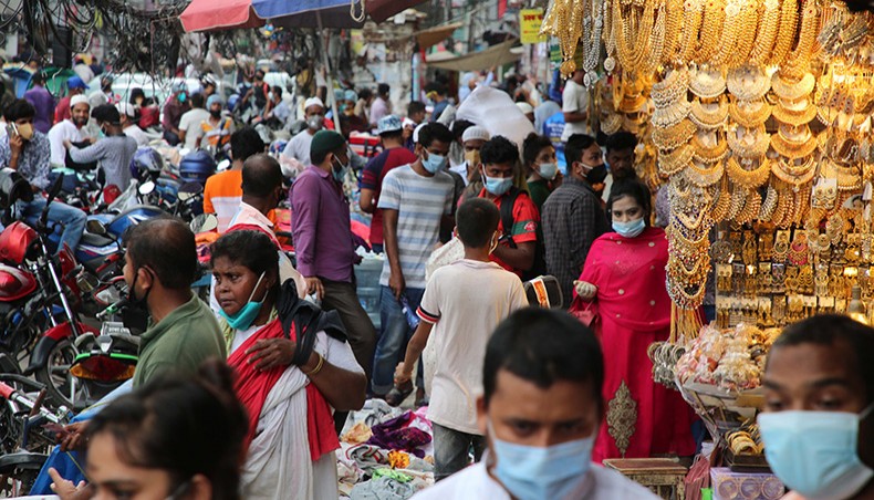 Crowds swell at markets despite rising COVID-19 infections