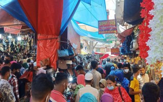 People gather city markets, roads creating huge traffic
