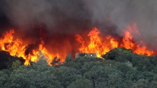 Thousands abandon homes as California fires spread