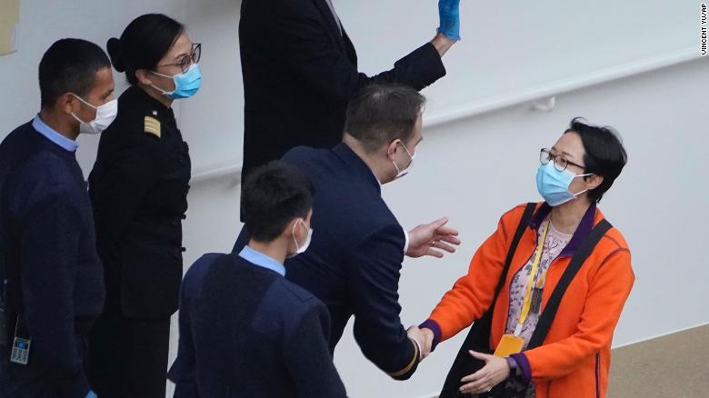 China cautiously returns to work as Wuhan coronavirus death toll tops 900 worldwide