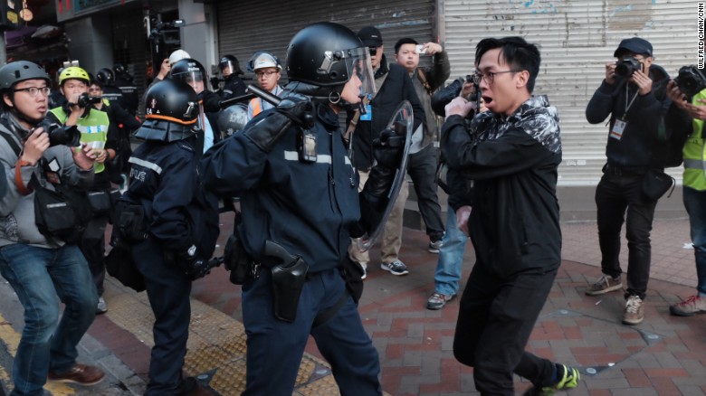 Hong Kong police fire warning shots during Mong Kok fishball 'riot'