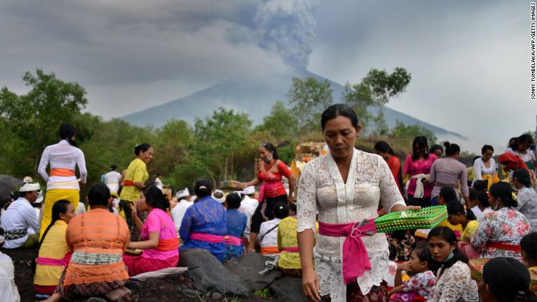 Indonesia volcano: Mount Agung eruption closes Bali's main airport