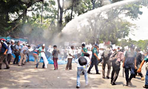 Police disperse non-MPO ICT teachers using water cannons