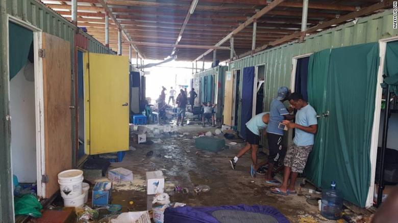 Police swoop on hold-outs at Manus Island refugee camp