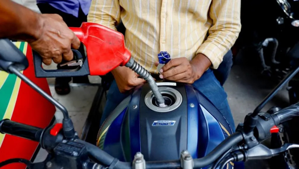 Govt to tag officers at pumps to monitor fuel oil situation