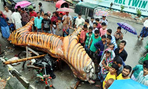 Man dies as tiger sculpture falls at Sonargaon intersection 