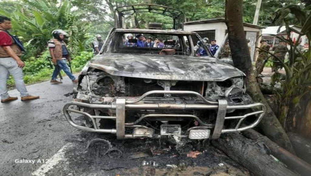 AL activists torch, vandalise police vehicle in Gopalganj