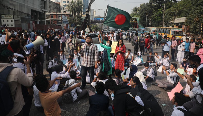 Student protests for road safety widen in Bangladesh