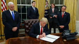 Trump signs executive order on Obamacare; enacts regulatory freeze