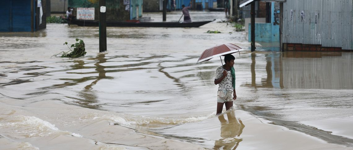 Low-lying areas in Khulna flooded as embankment collapses