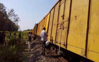 Derailment snaps rail link with north, south dists 