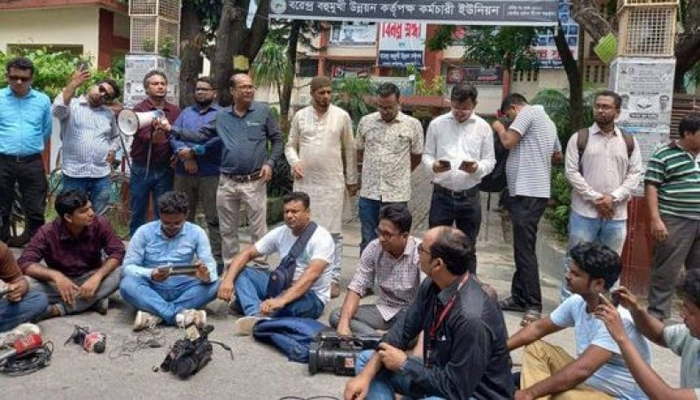 Journalist assaulted in Rajshahi while reporting