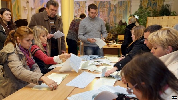 Ukraine crisis: Pro-Western blocs 'win Ukraine poll'
