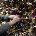 Paris ends relationship with 'love locks'