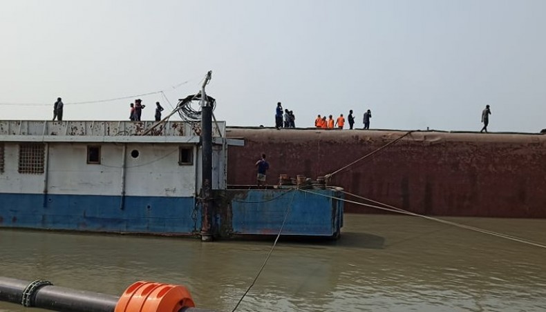 Ferry sinks with transports on board at Paturia